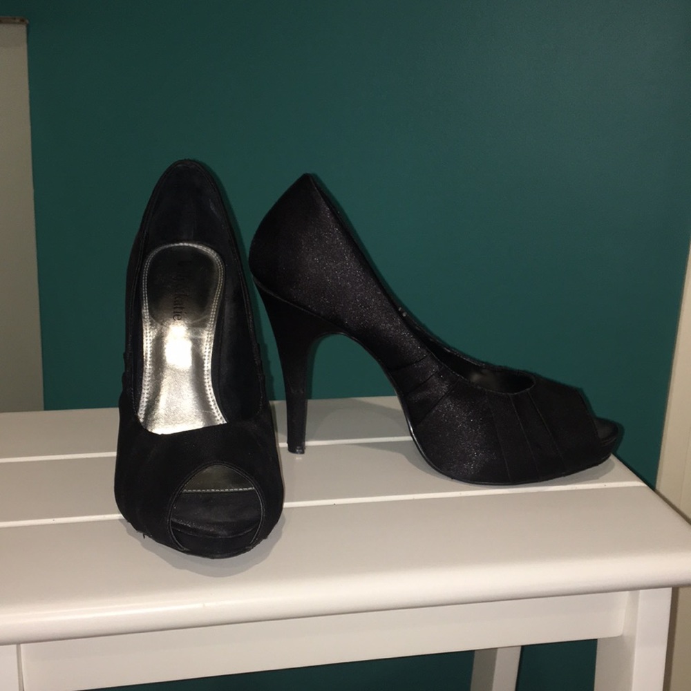 Kelly and Katie peep toe heels euc
